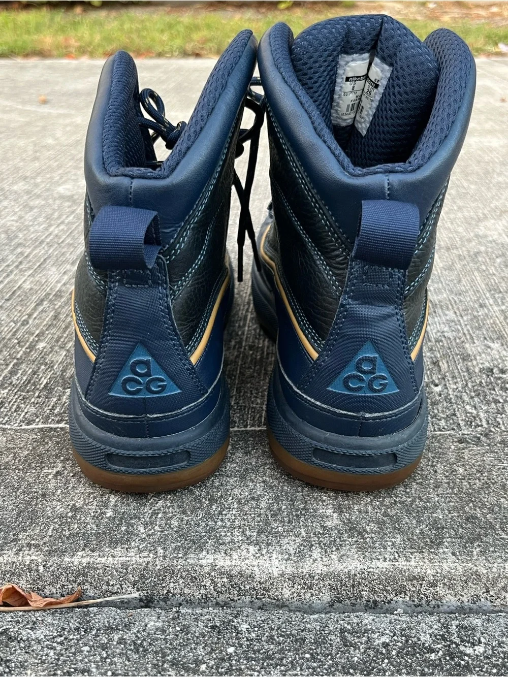 Nike Men's Navy and Tan Outdoor Lace-Up Boots